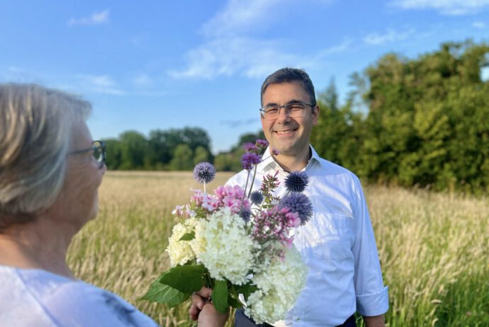 Dem Kandidaten Dr. Stefan Schneider wird zur Nominierung gratuliert.