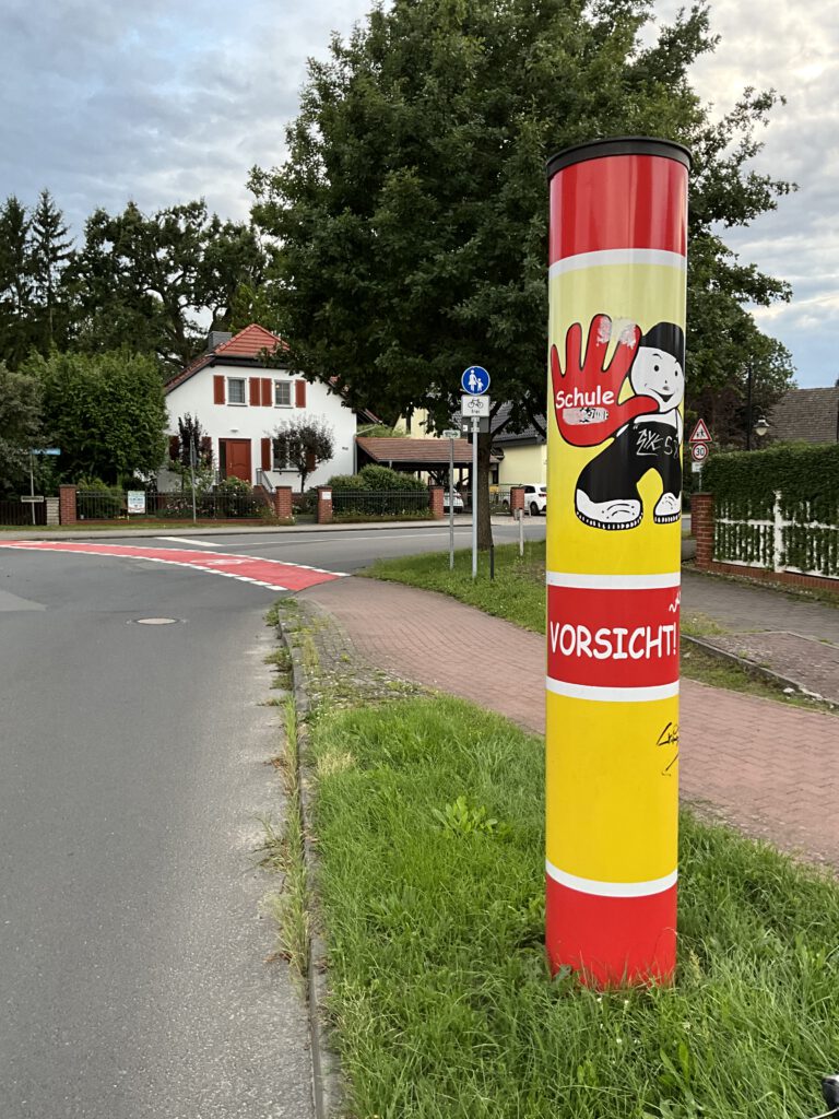 Radweg und Hinweis "Vorsicht! Schule"